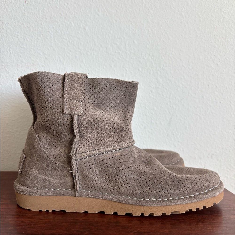 UGG GIRLS GREY/TAUPE SLIP ON ANKLE BOOTIES SZ 7